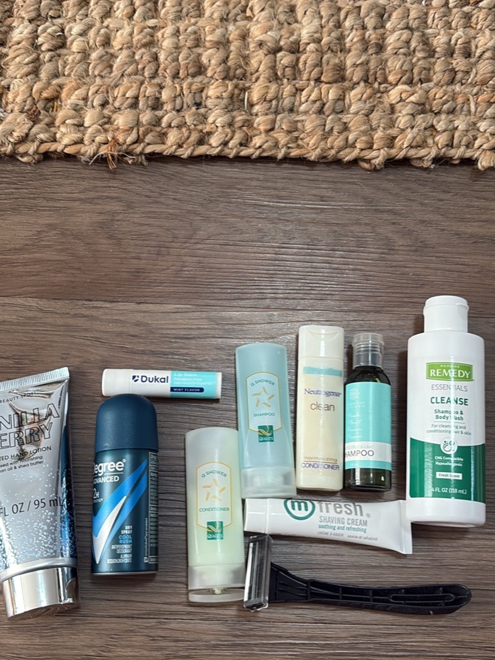 Travel-Size Women’s Bath & Body Moisturizer Set — Green & White